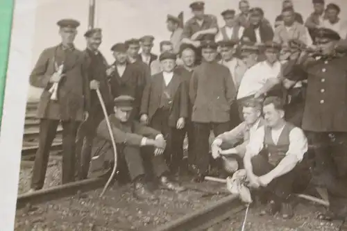 tolles altes Foto - Eisenbahner - Schienen verlegen ?  1910-20 ???