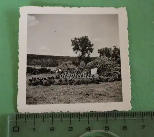 tolles altes Foto - Einsatzbesprechung ?? getarnte LKW´s  Soldaten