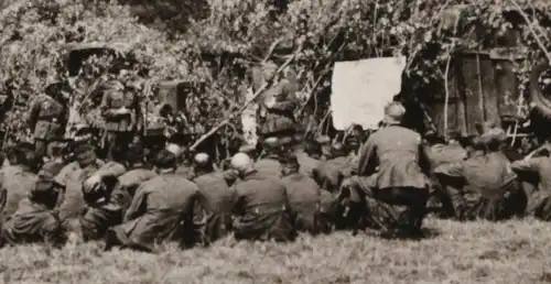 tolles altes Foto - Einsatzbesprechung ?? getarnte LKW´s  Soldaten