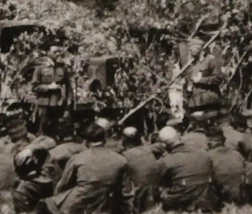 tolles altes Foto - Einsatzbesprechung ?? getarnte LKW´s  Soldaten