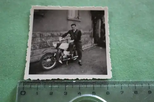 tolles altes Foto - Mann posiert mit Moped -  50-60er Jahre ?