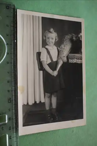 tolles altes Foto - kleines Mädchen mit Schultüte - Einschulung