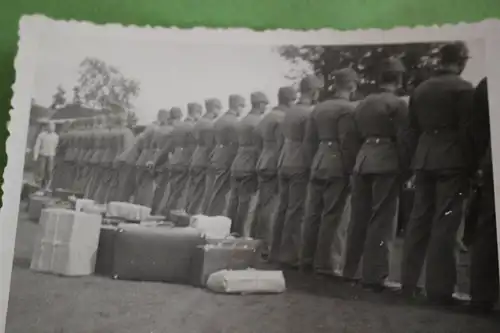 zwei tolle alte Fotos - Soldaten mit Koffern, Rekruten ?