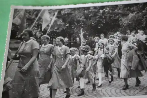 zwei tolle alte Fotos - Junge Mädels - Marsch - Gottesdienst ?? 30-40er Jahre