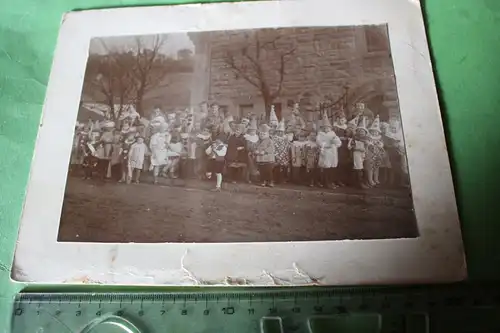 tolles altes Foto auf Pappe - viele Kinder in Kostümen - 1910-20 ???