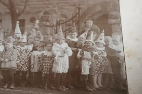 tolles altes Foto auf Pappe - viele Kinder in Kostümen - 1910-20 ???