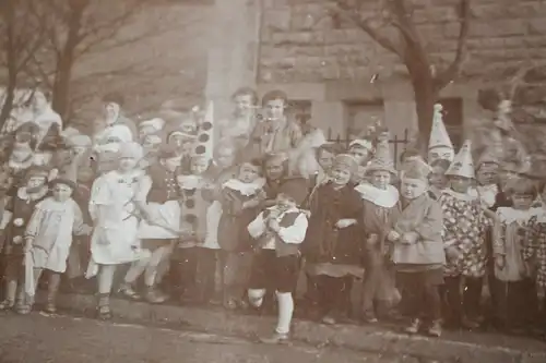 tolles altes Foto auf Pappe - viele Kinder in Kostümen - 1910-20 ???