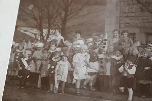 tolles altes Foto auf Pappe - viele Kinder in Kostümen - 1910-20 ???