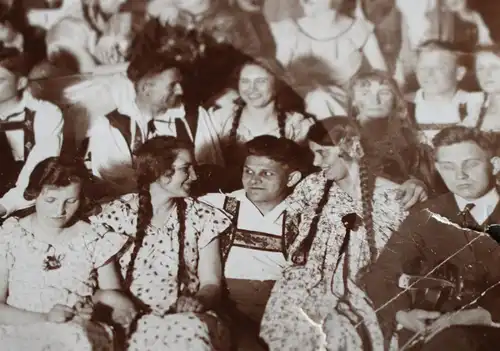 tolles altes Foto Gruppenfoto - junge Männer  in Lederhosen und Mädels