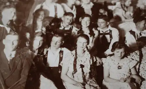 tolles altes Foto Gruppenfoto - junge Männer  in Lederhosen und Mädels