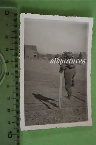 tolles altes Foto - Soldat mit Kabelrolle auf dem Rücken 