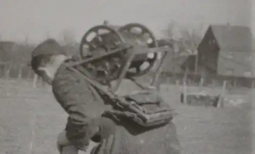 tolles altes Foto - Soldat mit Kabelrolle auf dem Rücken