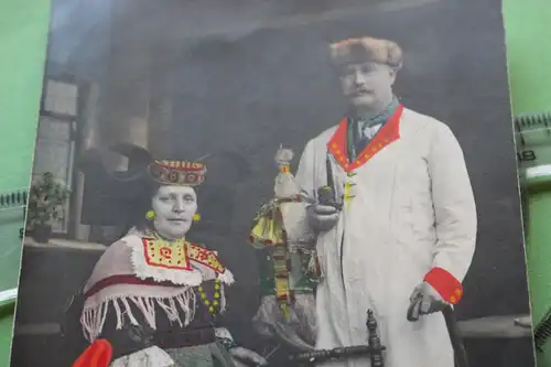 tolles altes Foto - Portrait Mann und Frau in Tracht - nachcoloriert 1900-1920 ?