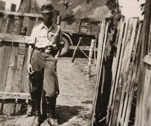 tolles altes Foto - Soldat Luftwaffe im kurzen Hemd - Ukraine - 1942