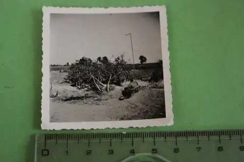 tolles altes Foto - Soldat mit getarnter PaK  ?? 