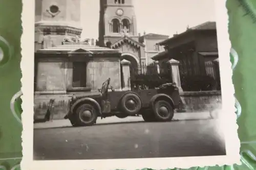 tolles altes Foto -  Einheitswagen, PKW parkt vor Kirche - Ort ??