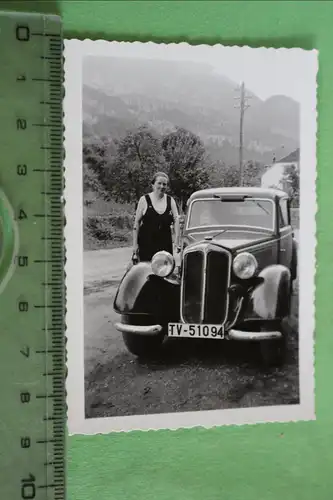 tolles altes Foto - Frau posiert mit Oldtimer DKW ? 