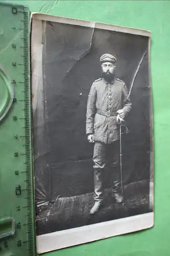 tolles altes Foto - Portrait eines Soldaten mit Säbel ?? Degen ?? Griffstück