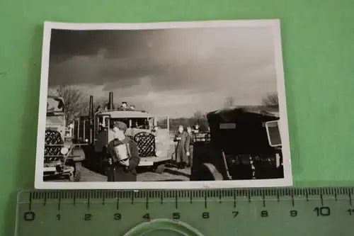 tolles altes Foto -  Soldaten - LKW mit Ofenrohre ?? Feldküche ??