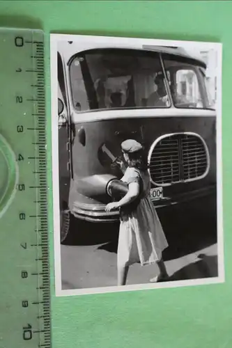 tolles altes Foto - Oldtimer Bus - Frau mit Schild in der Hand - 50-60er Jahre ?