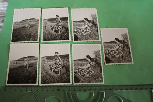 sieben tolle alte Fotos - einer hübschen Frau auf einer Wiese 1957