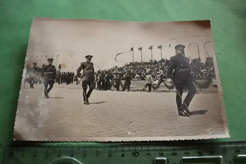 tolles altes Foto - Parade von Soldaten - unbekannte Uniform ?? 