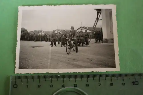 interessantes Foto - deutsche Soldaten mit Kriegsgefangene