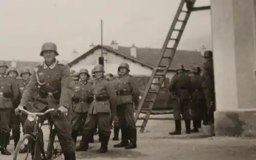 interessantes Foto - deutsche Soldaten mit Kriegsgefangene