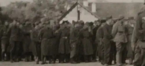 interessantes Foto - deutsche Soldaten mit Kriegsgefangene