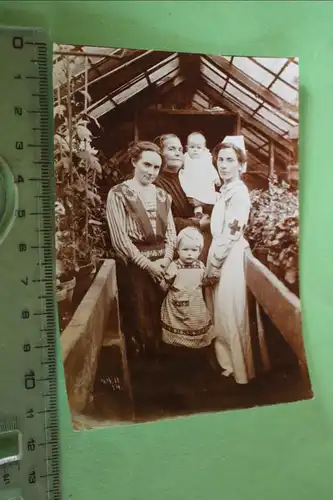tolles altes Foto - Krankenschwester mit Familie ??  1910-20 ???
