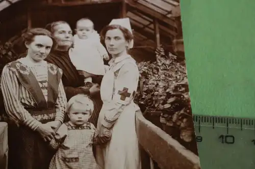 tolles altes Foto - Krankenschwester mit Familie ??  1910-20 ???