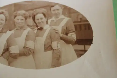 tolles altes Foto - Krankenschwestern ??? Armbinde mit einem Rechteck ???