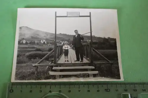 tolles altes Foto - Vater mit Sohn auf Fußgängerbrücke - Rotenburg a.F. 1929