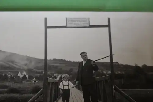 tolles altes Foto - Vater mit Sohn auf Fußgängerbrücke - Rotenburg a.F. 1929