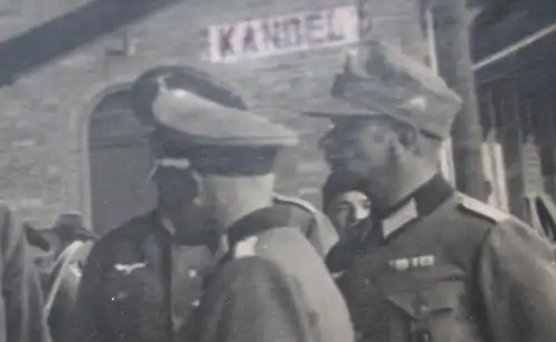 tolles altes Foto - Gruppe Soldaten - Gebirgsjäger - Bahnhof Kandel