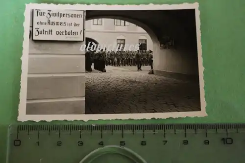 tolles altes Foto  Soldaten im Hof - Schild Zutritt Zivilpersonen verboten