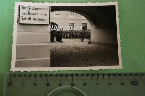 tolles altes Foto  Soldaten im Hof - Schild Zutritt Zivilpersonen verboten 