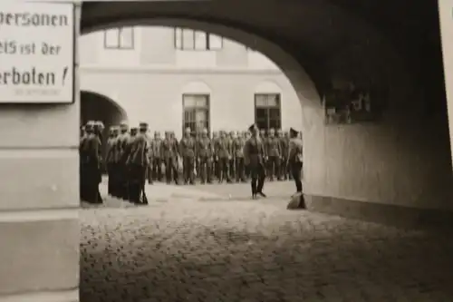 tolles altes Foto  Soldaten im Hof - Schild Zutritt Zivilpersonen verboten