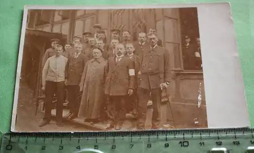 tolles altes Foto - Gruppe Männer und Soldaten - weisse Armbinde ?? 