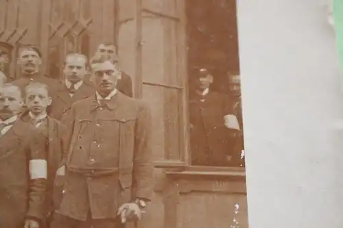 tolles altes Foto - Gruppe Männer und Soldaten - weisse Armbinde ??