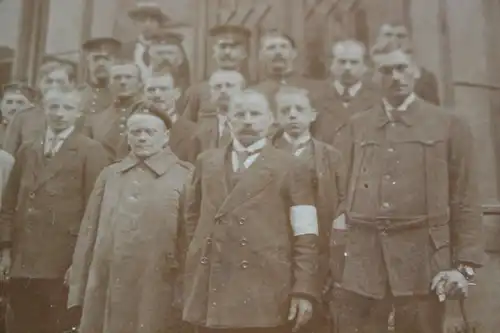 tolles altes Foto - Gruppe Männer und Soldaten - weisse Armbinde ??