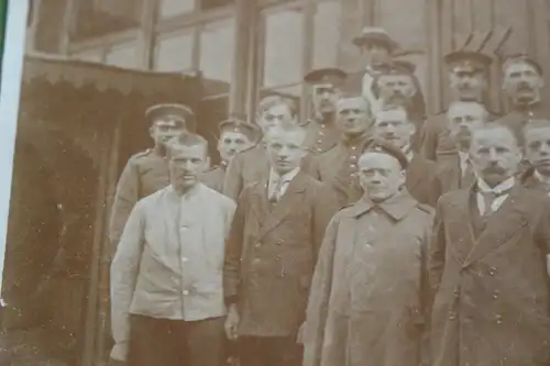 tolles altes Foto - Gruppe Männer und Soldaten - weisse Armbinde ??