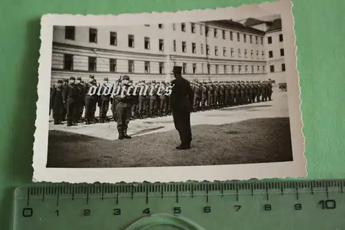 tolles altes Foto - Soldaten angetreten - Kasernenhof - Amberg ??? unbk. Uniform