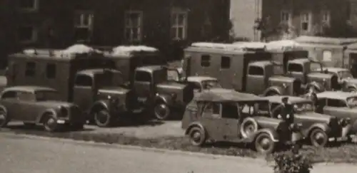 tolles altes Foto - Kasernengelände voller LKW´s und PKW´s