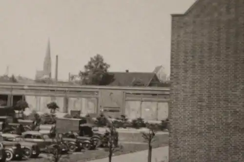 tolles altes Foto - Kasernengelände voller LKW´s und PKW´s