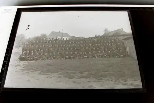 tolles altes gr. Glasnegativ - Gruppenfoto Soldaten unb. Uniformen ???