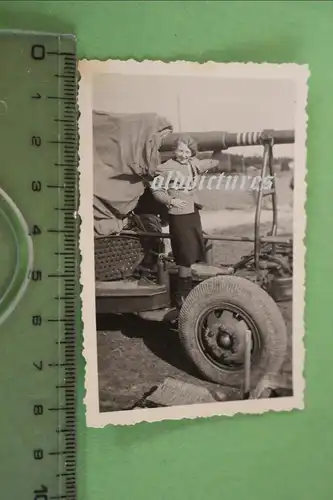tolles altes Foto - Hübsche Frau posiert an einer Flak mit Abschussringen 