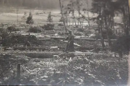 tolles altes Foto - Soldaten am Holzfällen - Hintergrund Schützengräben ???