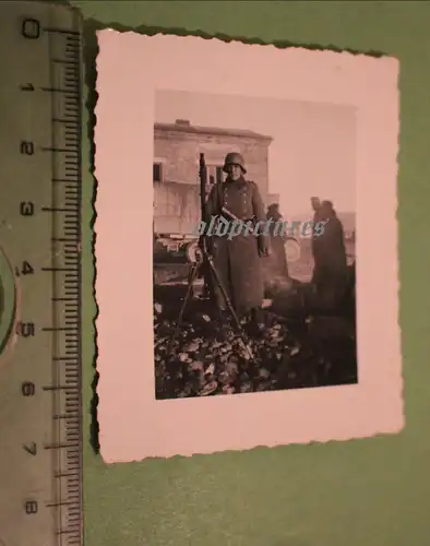 tolles altes Foto -  Soldat mit Handgranate in der Koppel und MG auf Lafette 
