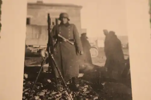 tolles altes Foto -  Soldat mit Handgranate in der Koppel und MG auf Lafette